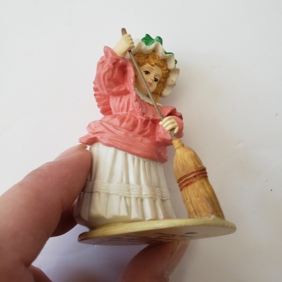 Maud Humphrey Bogart Cleaning House Figure 1991 Hamilton Gifts H5611 8520 H - Picture 3 of 7